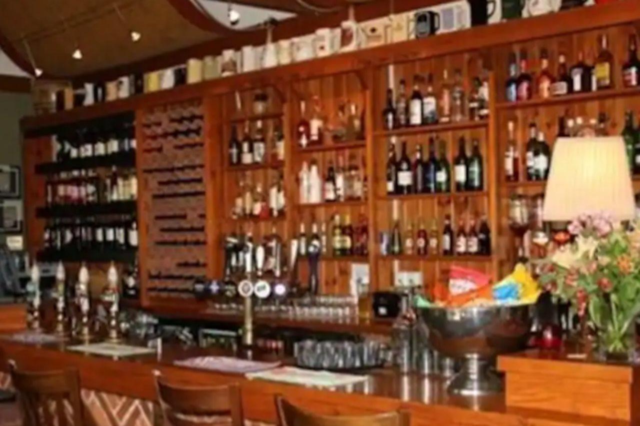Golden Ball Hotel Elsworth المظهر الخارجي الصورة