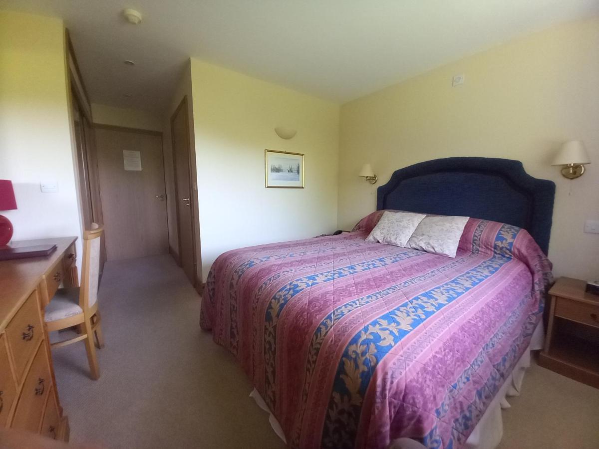 Golden Ball Hotel Elsworth الغرفة الصورة